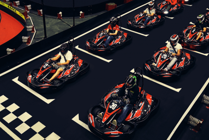 Experienta de karting indoor pentru iubitorii de adrenalina