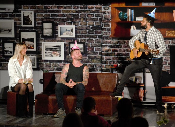 Teatrul Rosu: O femeie împărțită la doi