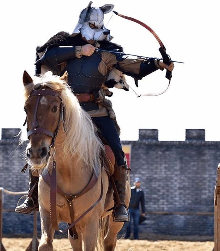 O zi magica pentru copilul tau: un spectacol de poveste cu cavaleri si dragoni, tir cu arcul si echitatie