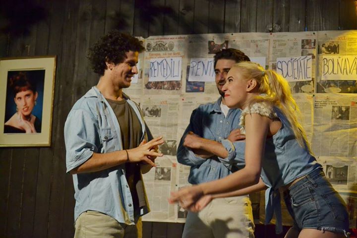 Teatrul Rosu: "Blonda din vecini"
