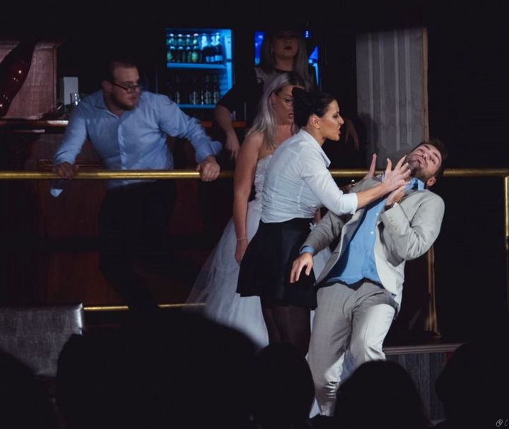 Teatrul Rosu: Divort in ziua nuntii