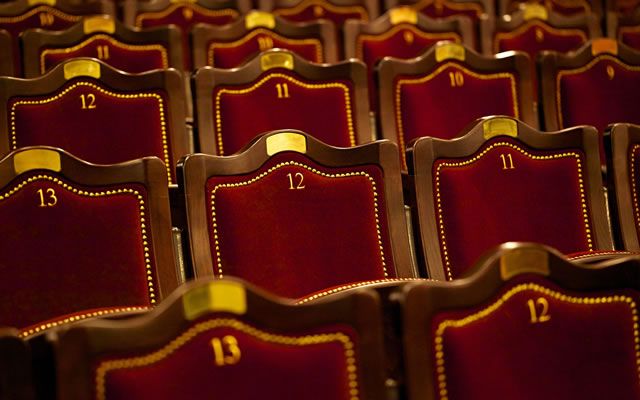 Teatrul Rosu: "Feisbuc"