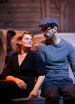 Cineva are să vină